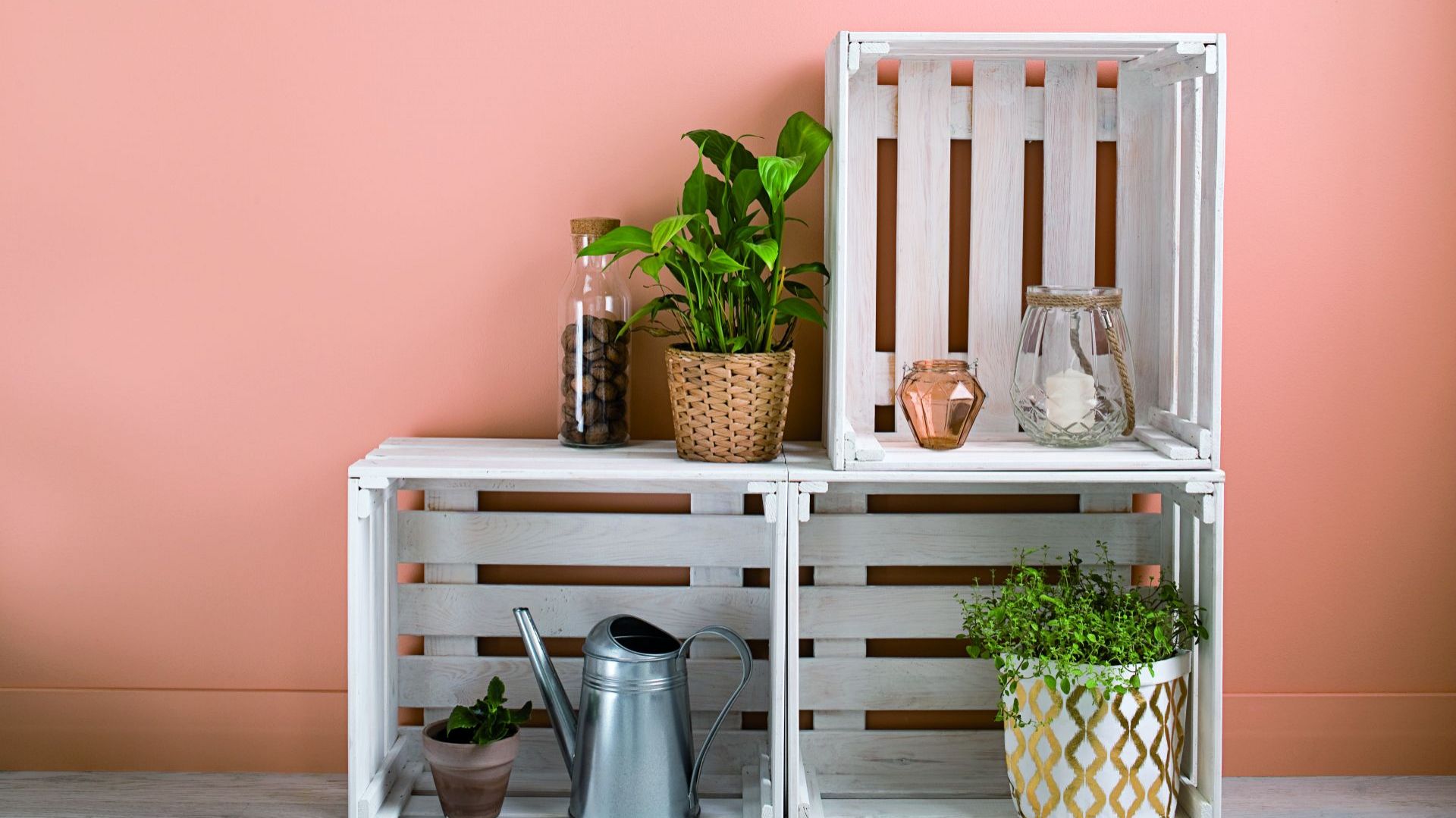 Tikkurila Everal Aqua Matt 10, kolor bialy, Tikkurila Optiva Matt 5, kolor J407 Siesta. Fot. Tikkurila
