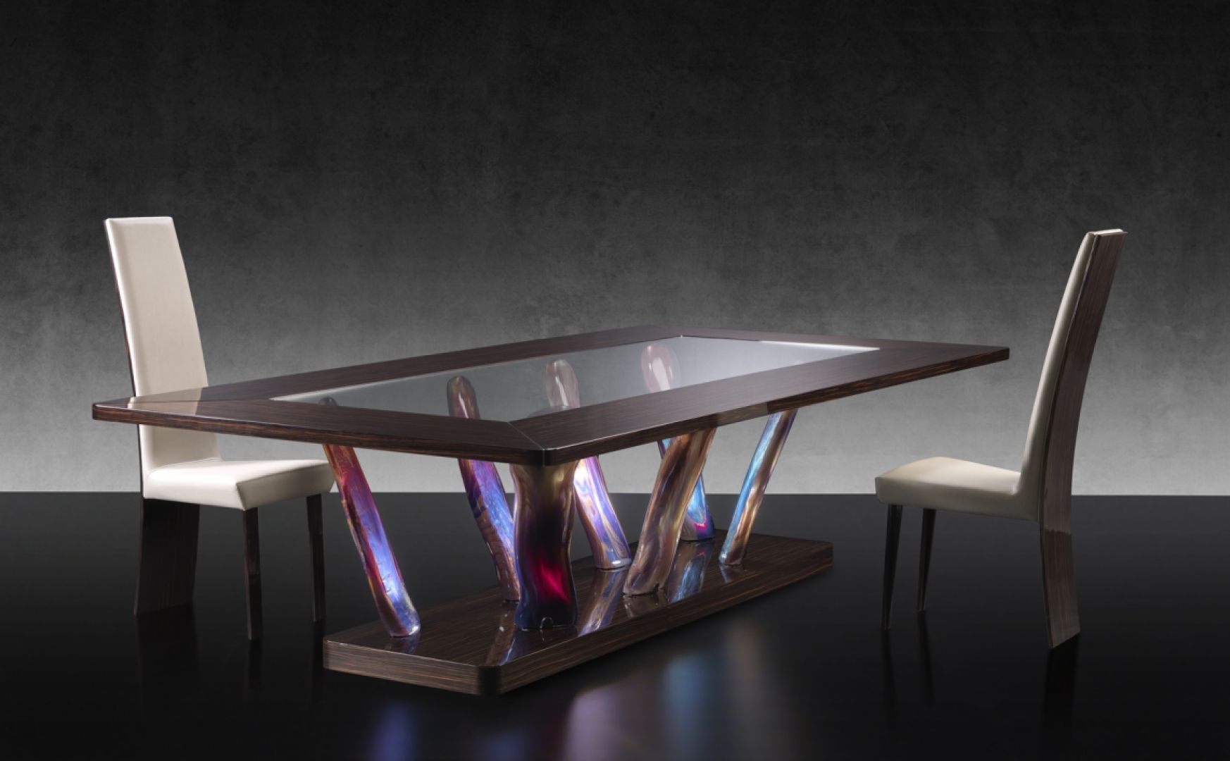 Stół ze szkłem Murano. Fot. Reflex