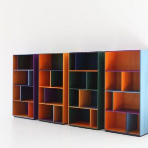 System „Modern” firmy Porro (projekt: Pier Lissoni) bazuje na geometrycznych modułach dostępnych w sześciu kolorach, przez które widoczny jest rysunek drewna. Fot. Porro