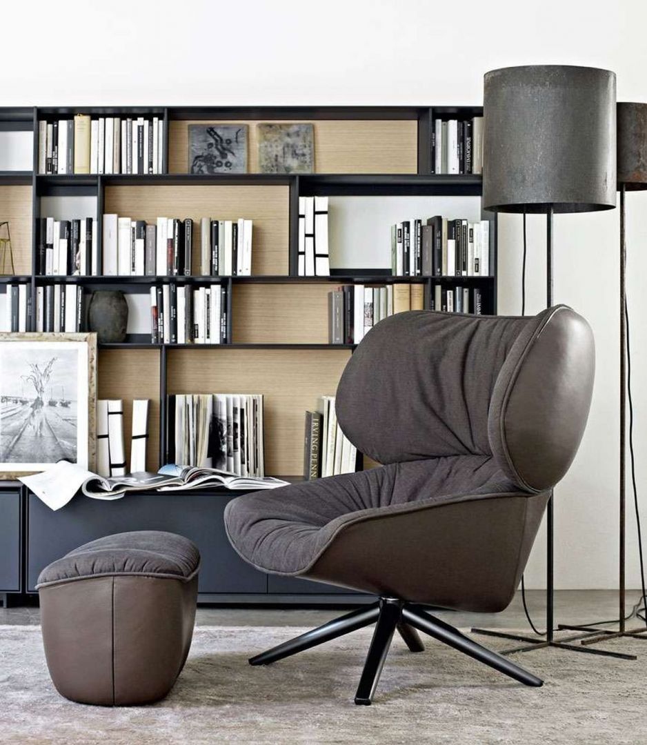 Wygodny fotel, podnóżek, stojąca lampa i półka z książkami to idealny kącik do czytania. Fotel Tabano. Fot. B&B italia