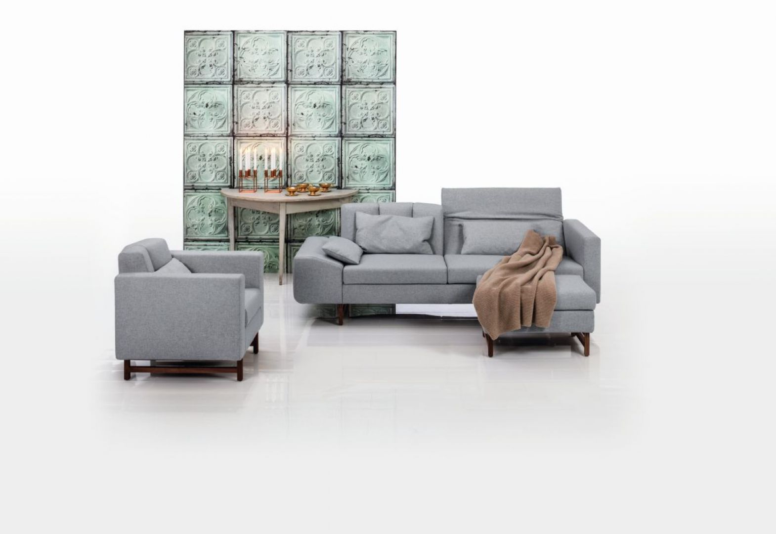 Sofa i fotel z kolekcji Embrace - tutaj wysokie oparcie można 