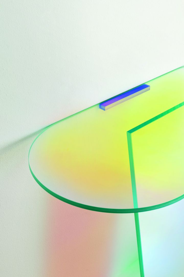 Podświetlone szkło dodaje uroku minimalistycznej konsoli. Projekt: Patricia Urquiola. Fot. Glass Italia