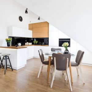 W przestronnej otwartej kuchni możemy ustawić zarówno bar z hokerami, jak i stół z krzesłami. Fot. Studio Prestige/Max Kuchnie