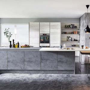 W nowoczesnej kuchni dobrze wyglądają fronty przypominające fakturą i kolorem chłodny beton. Fot. Verle Kuchen