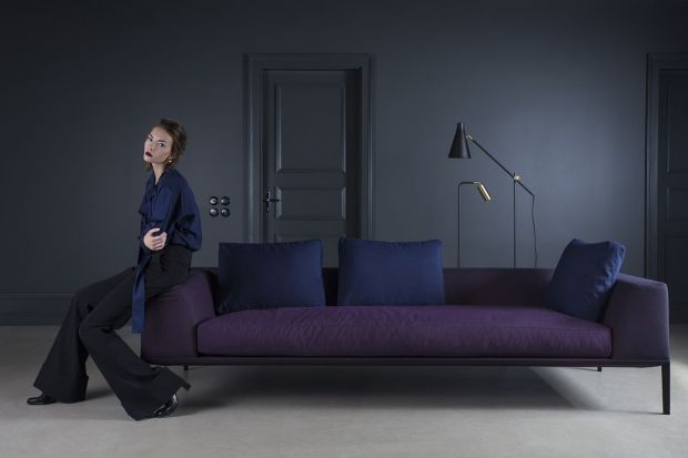 Instytut Pantone ogłosił Kolor Roku 2018. W najbliższym czasie w modzie i w aranżacji wnętrz królować ma Ultra Violet – głęboki i odważny fiolet. Zobaczcie, jak prezentuje sie on na wybranych meblach.