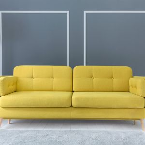 Żółta sofa Cornet. Fot. BRW