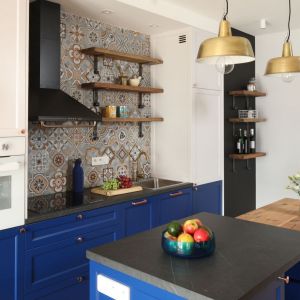 Niebieskie meble kuchenne działają uspokajająco i wyciszająco. Projekt: Anna Krzak. Fot. Bartosz Jarosz
