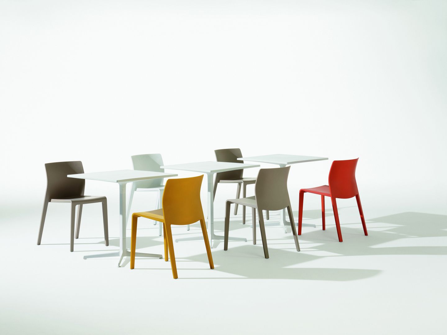 Kolorowe krzesła z tworzywa. Fot. Arper