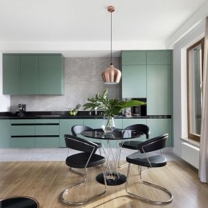 Elegancki minimalizm łączy kuchnię z jadalnią. Realizacja: studioLOKO/Interdoor