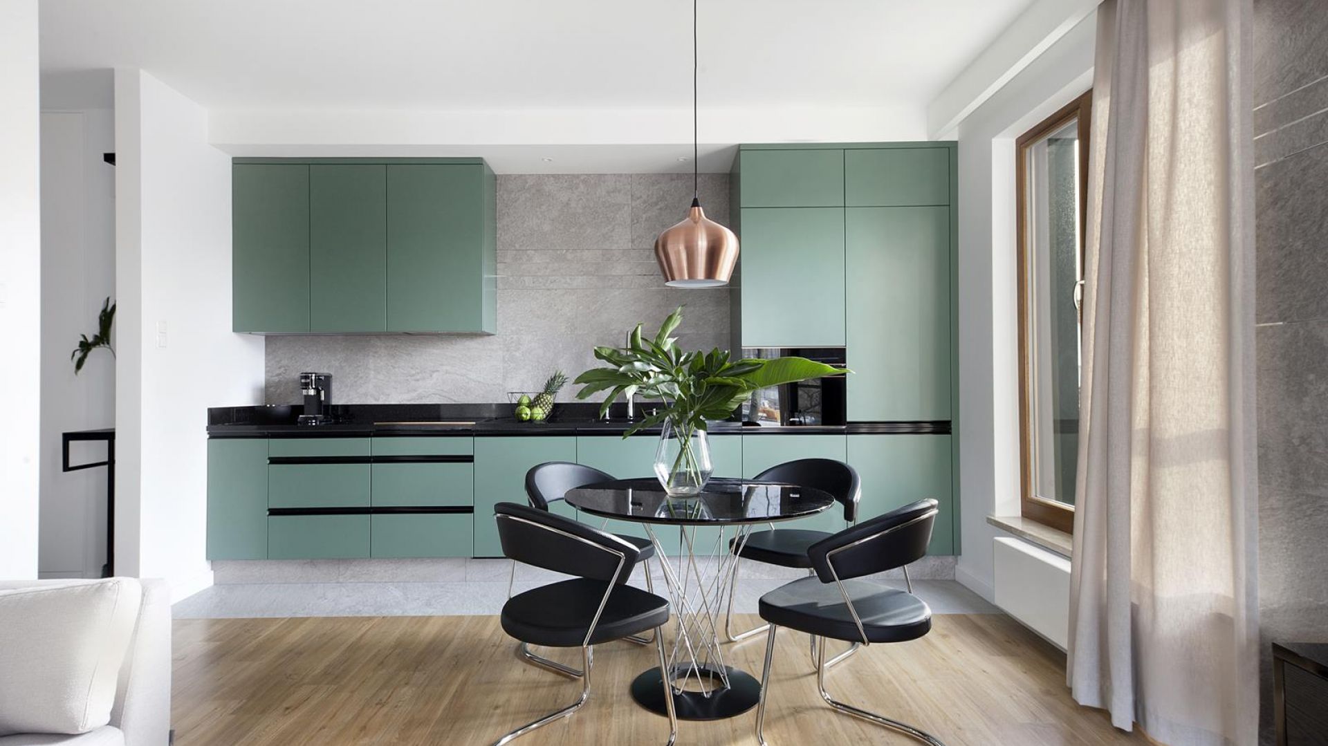 Elegancki minimalizm łączy kuchnię z jadalnią. Realizacja: studioLOKO/Interdoor