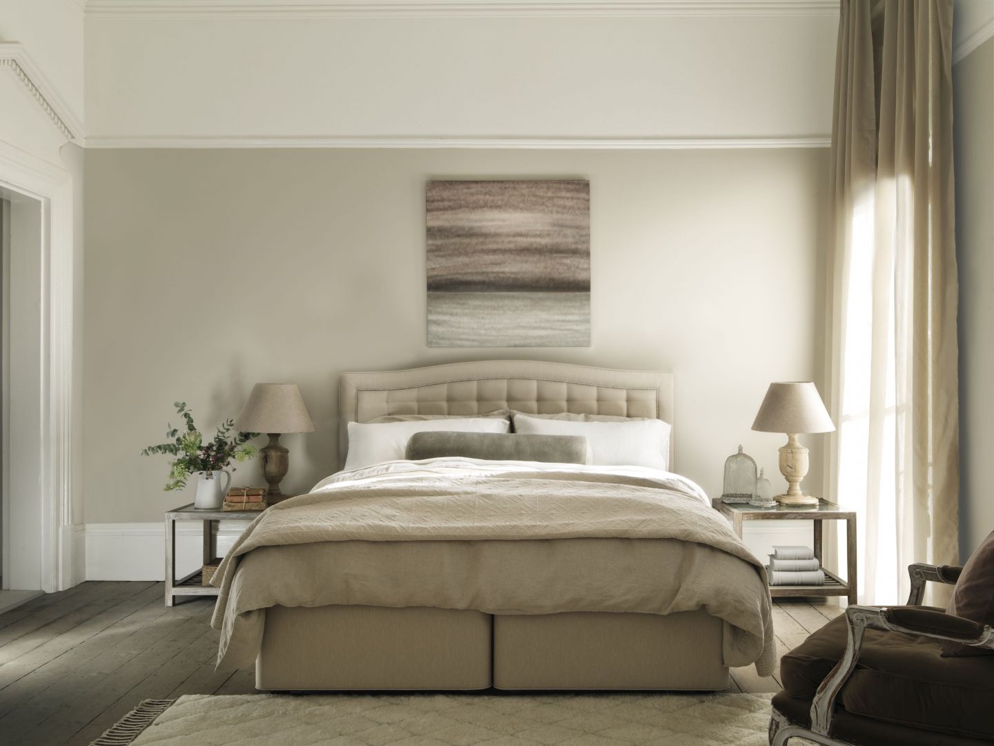 Sypialnia w beżowej kolorystyce zawsze będzie prezentować się kusząco i niezwykle elegancko. Fot. Hypnos Beds