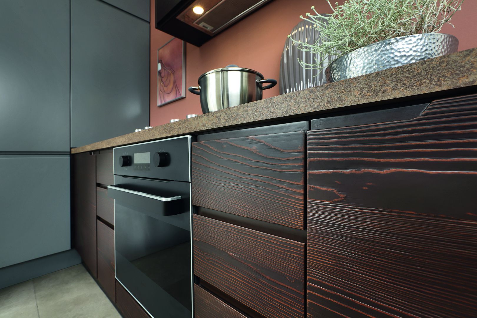 Fronty w kolorze ciemnego drewna w wyraźnym usłojeniem - Senso Kitchens. Fot. BRW