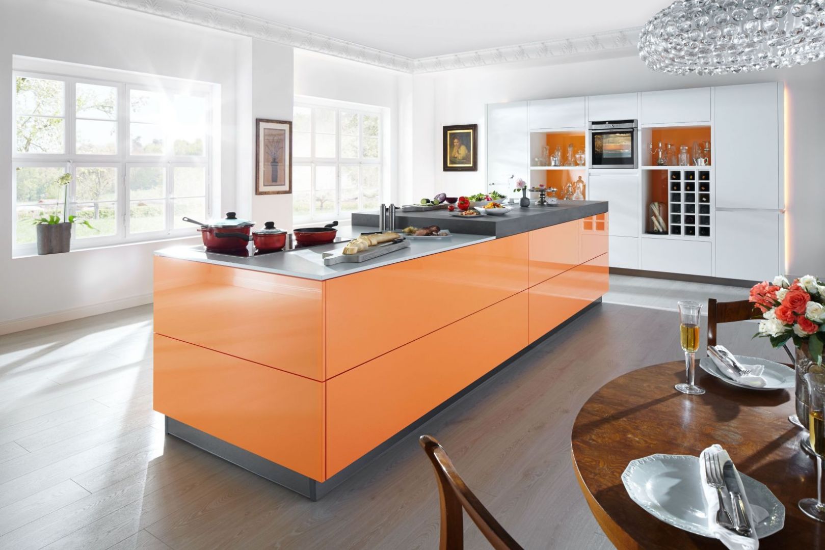 Wyspa kuchenna w żywym kolorze wprowadza radosny nastrój do wnętrza. Fot. Home Concept