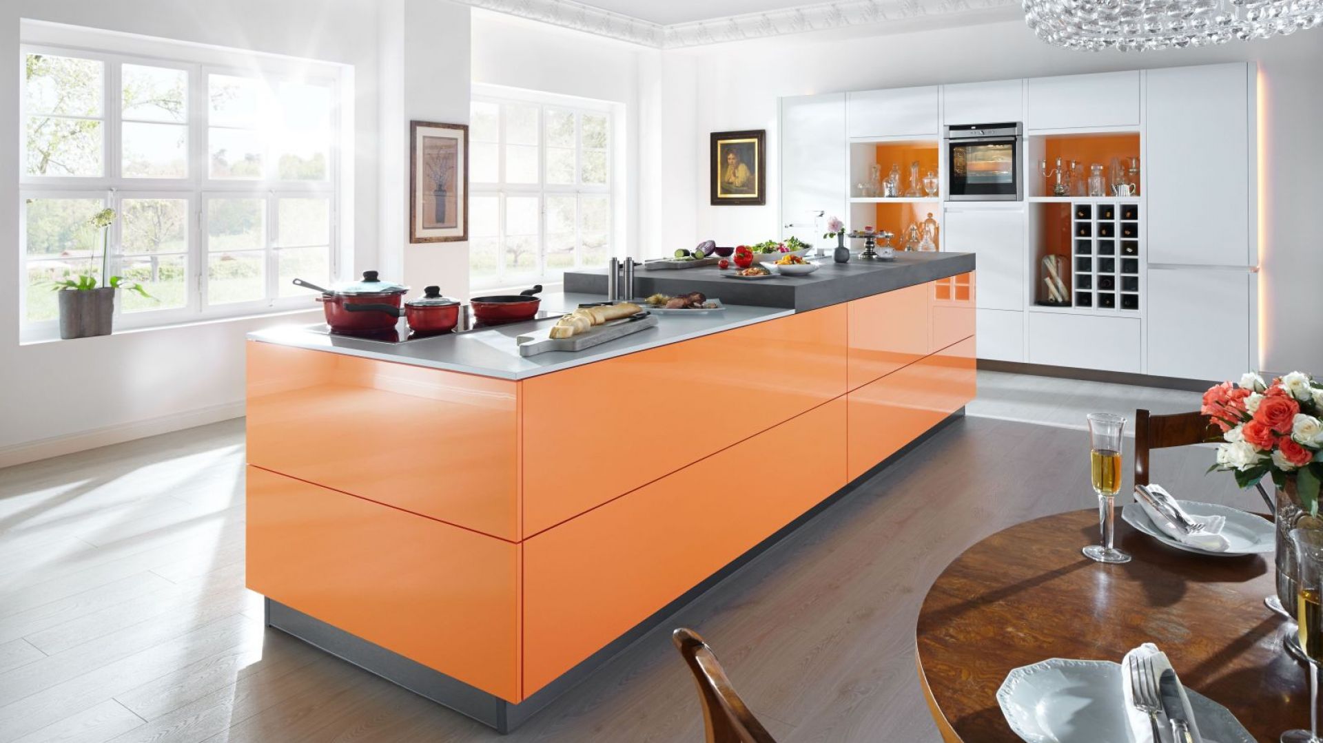 Wyspa kuchenna w żywym kolorze wprowadza radosny nastrój do wnętrza. Fot. Home Concept