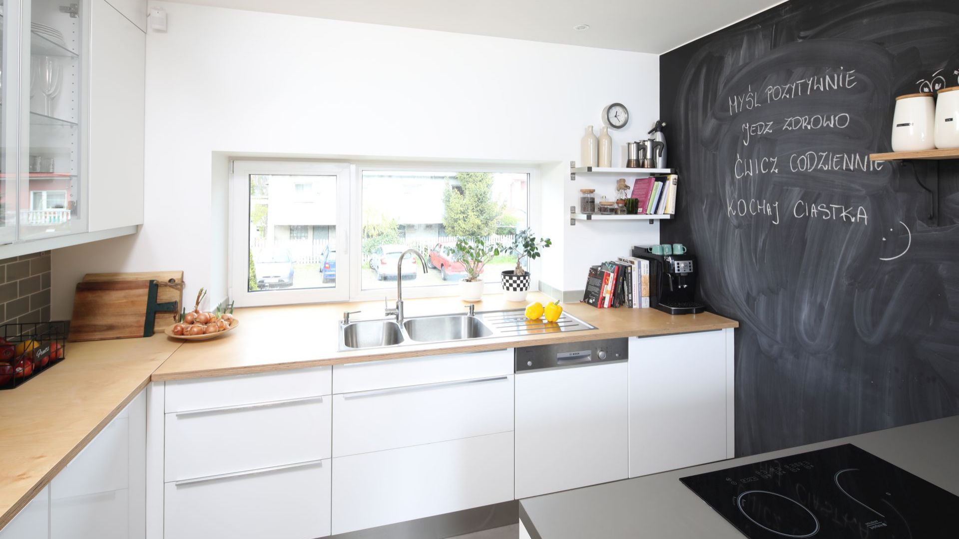 Farba tablicówka to idealne rozwiązanie do kuchni, z której korzystają dzieci. Fot. Bartosz Jarosz