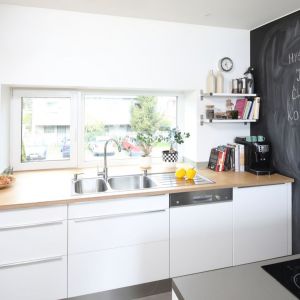 Farba tablicówka to idealne rozwiązanie do kuchni, z której korzystają dzieci. Fot. Bartosz Jarosz