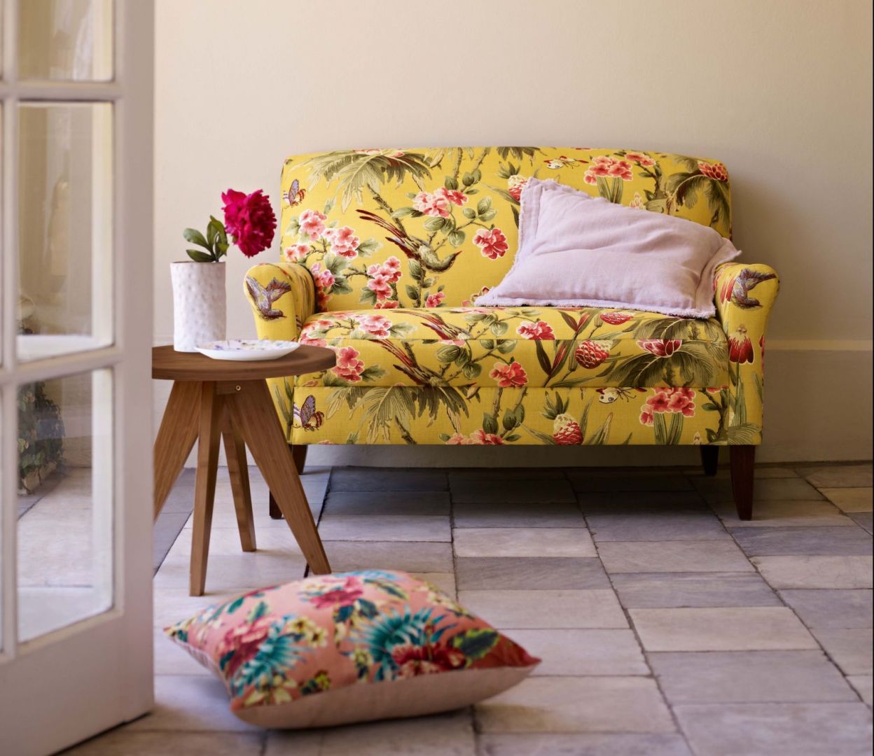 Sofa w żywych kolorach z motywem roślinnym. Fot. MarksSpencer