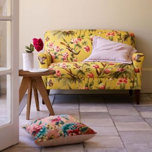 Sofa w żywych kolorach z motywem roślinnym. Fot. MarksSpencer