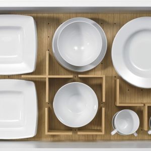 Wykonany z drewna, estetyczny organizer pozwala wygodnie pogrupować naczynia według ich wielkości i przeznaczenia. Fot. Hettich
