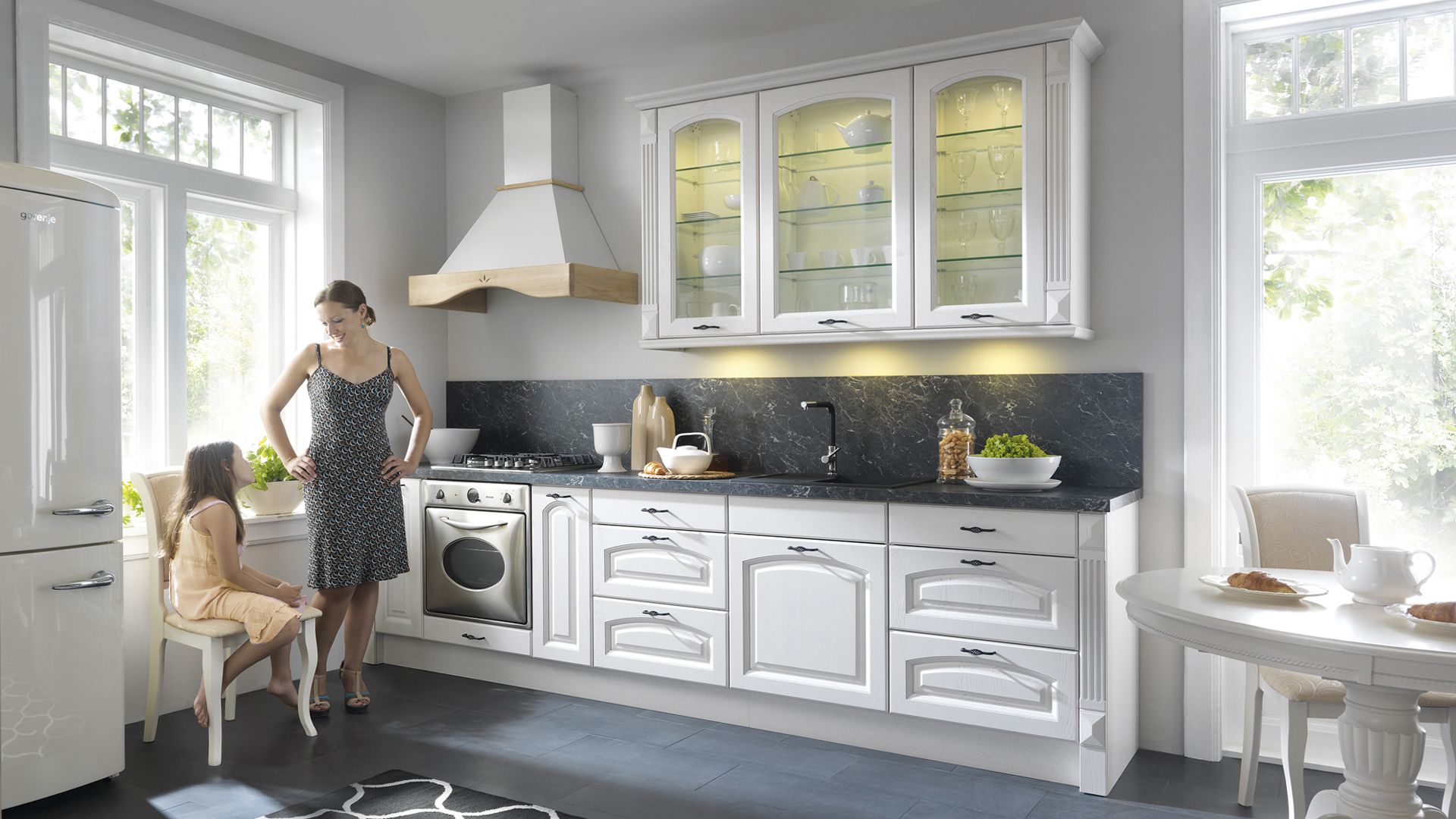W kuchni z serii Senso szara okładzina ścienna i blat efektownie kontrastują z bielą mebli. Fot. BRW