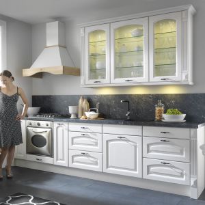 W kuchni z serii Senso szara okładzina ścienna i blat efektownie kontrastują z bielą mebli. Fot. BRW