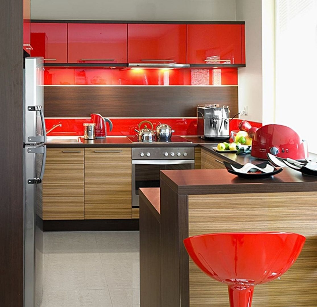 Energetyczna czerwień w towarzystwie drewna to udany sposób na podniesienie atmosfery w kuchni. Fot. Kam
