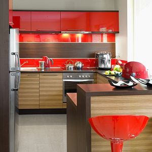 Energetyczna czerwień w towarzystwie drewna to udany sposób na podniesienie atmosfery w kuchni. Fot. Kam