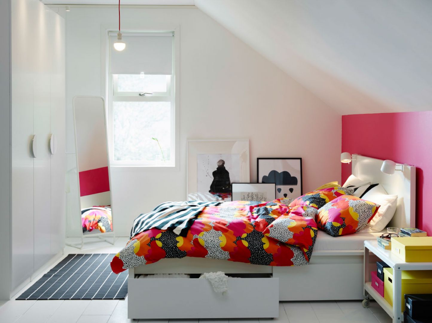 Skośny sufit dodaje przytulności sypialni. Fot. IKEA