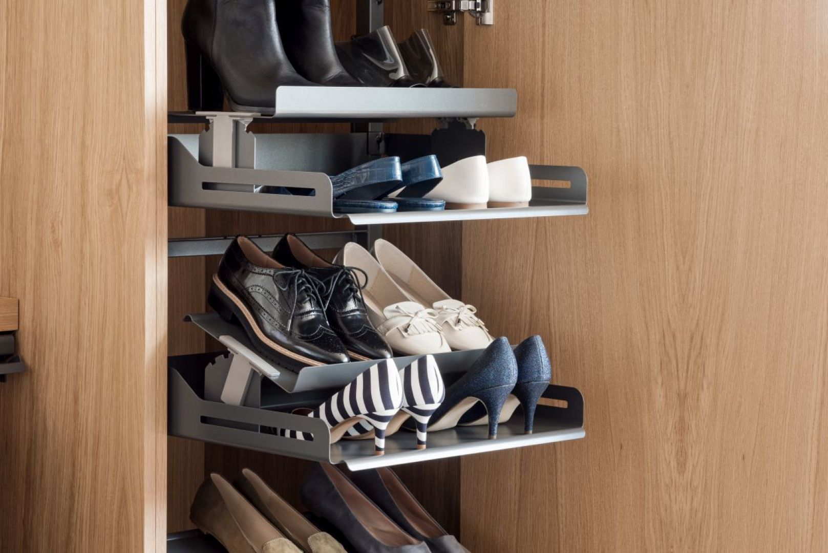 Do przechowywania butów najlepsze są specjalne wkłady, które mogą być umieszczone w szufladzie lub nałożone na płytę wysuwaną na prowadnicy. Fot. Peka