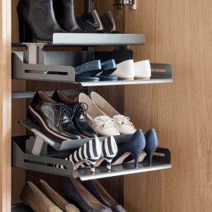 Do przechowywania butów najlepsze są specjalne wkłady, które mogą być umieszczone w szufladzie lub nałożone na płytę wysuwaną na prowadnicy. Fot. Peka