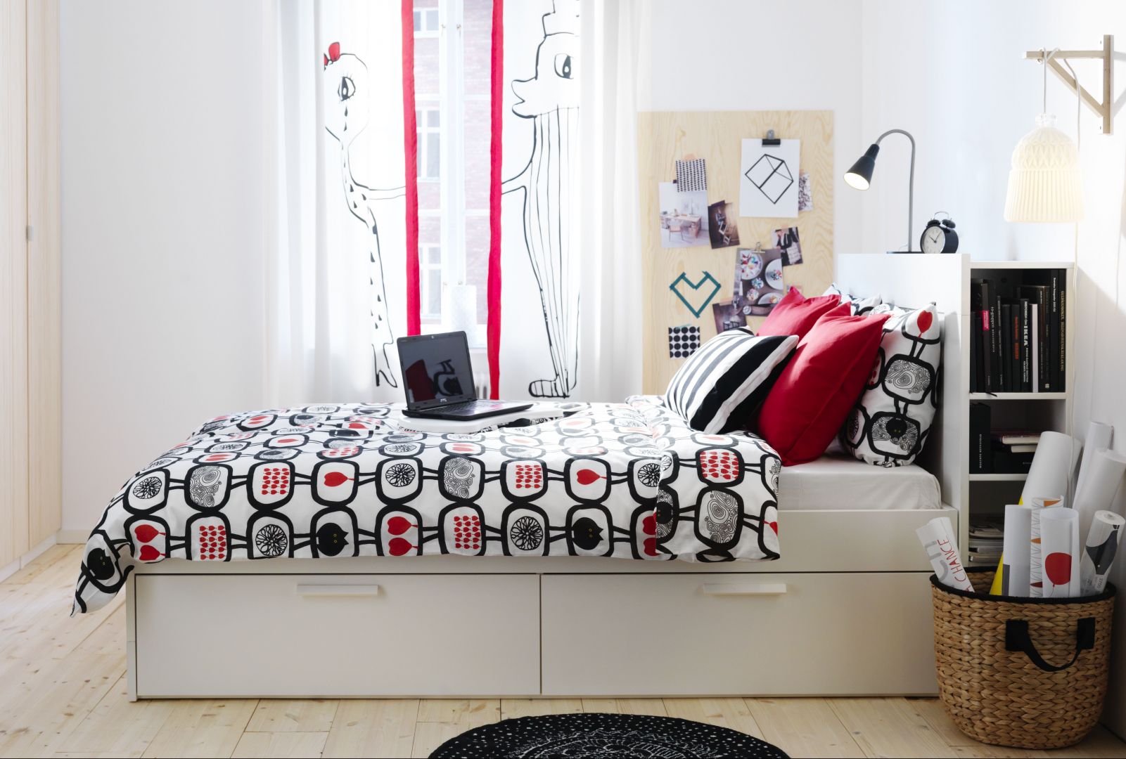 Łóżko Brimnes z miniregałem za wezgłowiem. Fot. IKEA