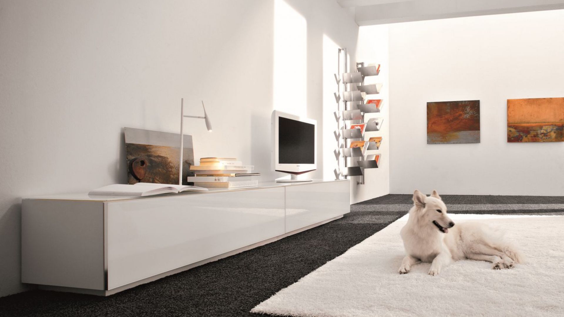 W minimalistycznym wnętrzu dobrze sprawdzają się białe fronty na wysoki połysk. Fot. Cattelan Italia