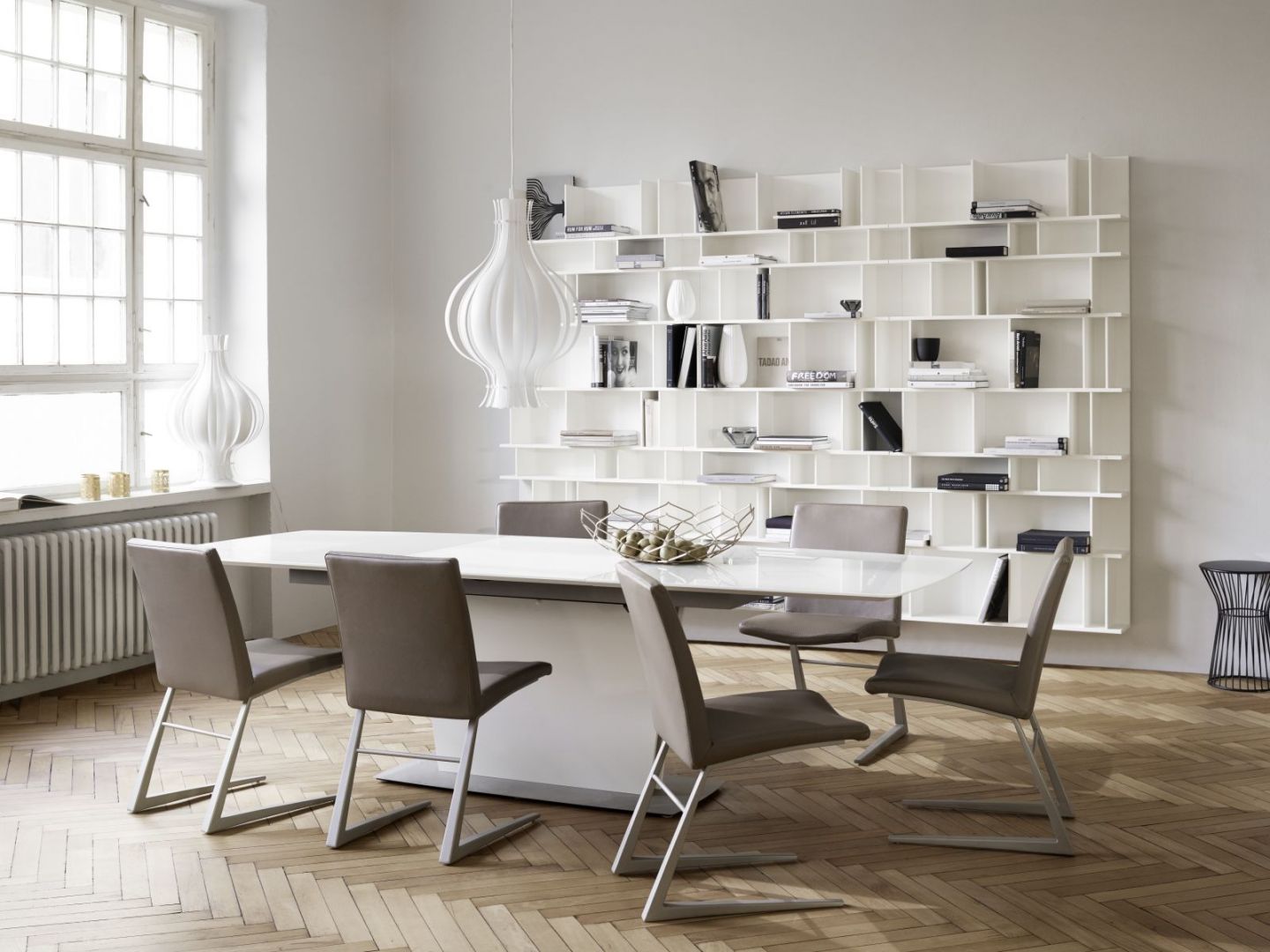 Białe meble pasują do wnętrz inspirowanych skandynawskim minimalizmem. Fot. BoConcept