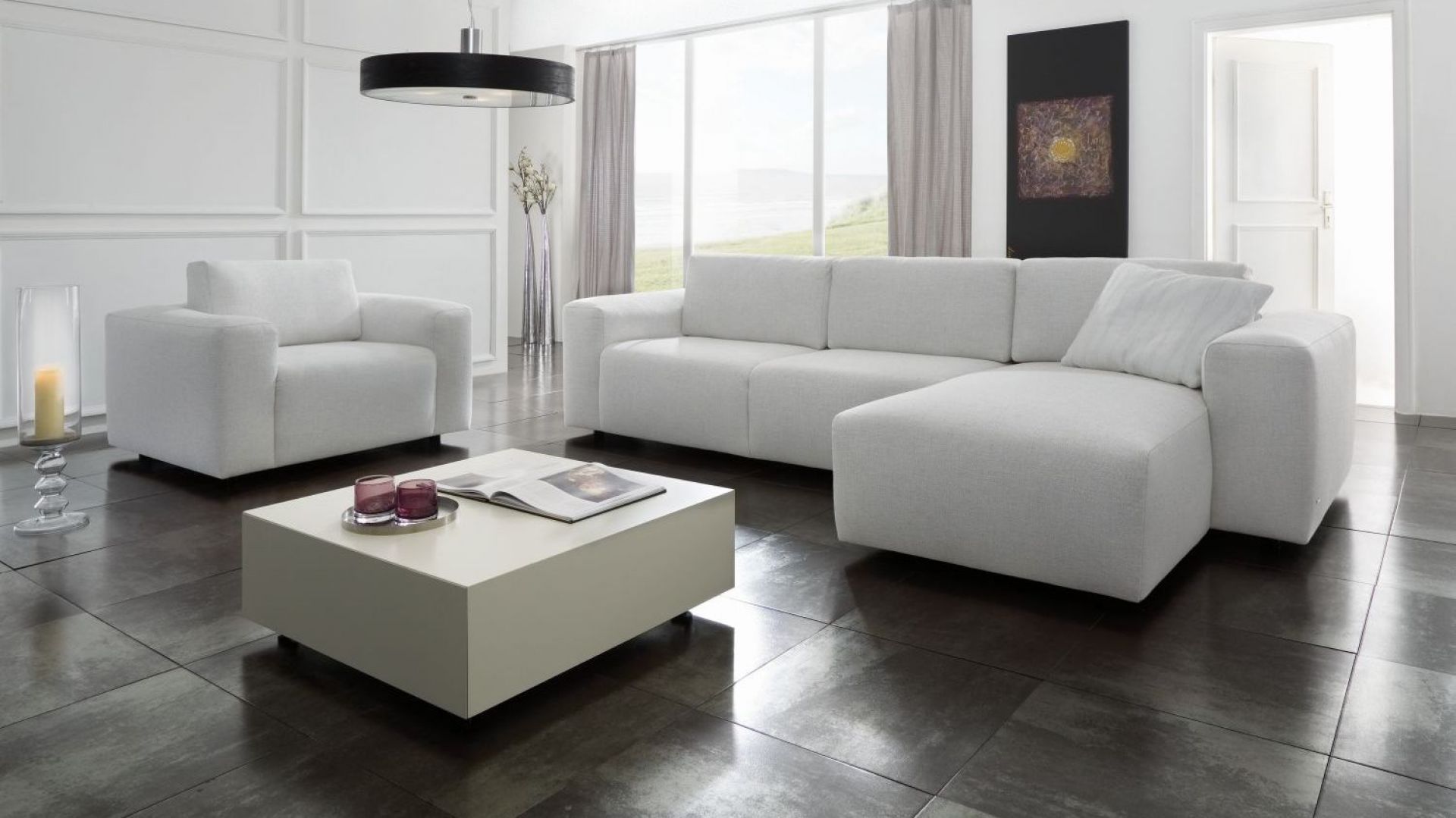 Salon z jasną lub białą sofą - zobacz ciekawe inspiracje!