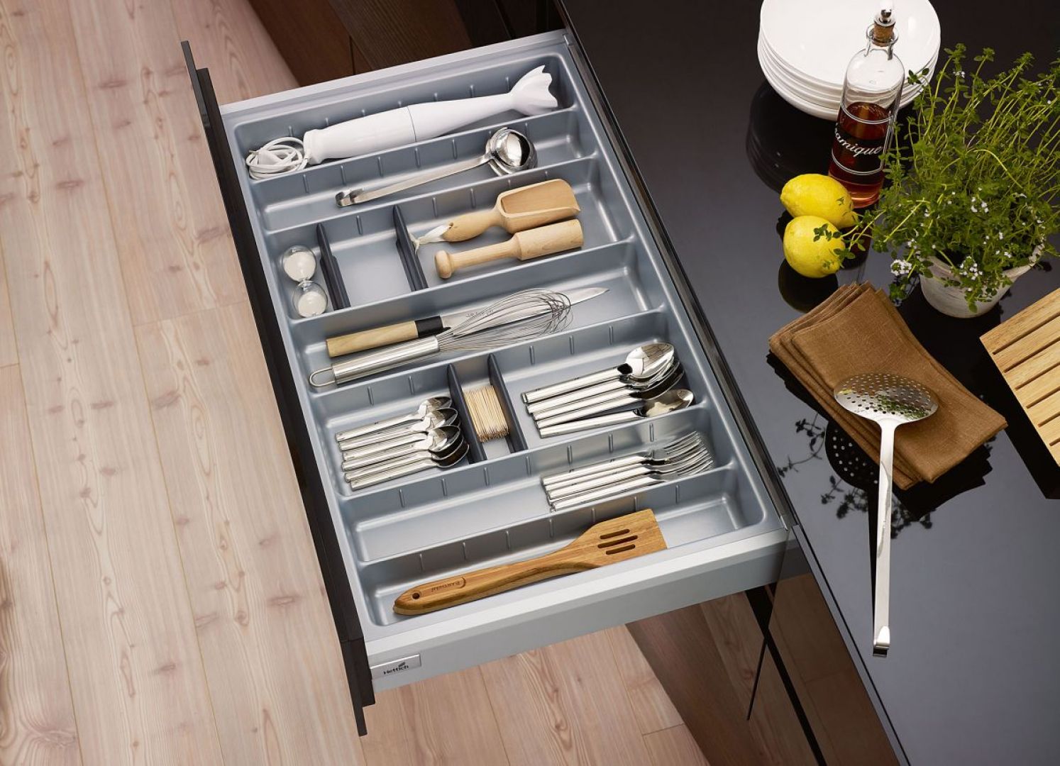 Sztućce i drobne akcesoria kuchenne muszą mieć swoje stałe miejsce w szufladzie, w zaprojektowanym do tego celu oragnizerze. Fot. Hettich