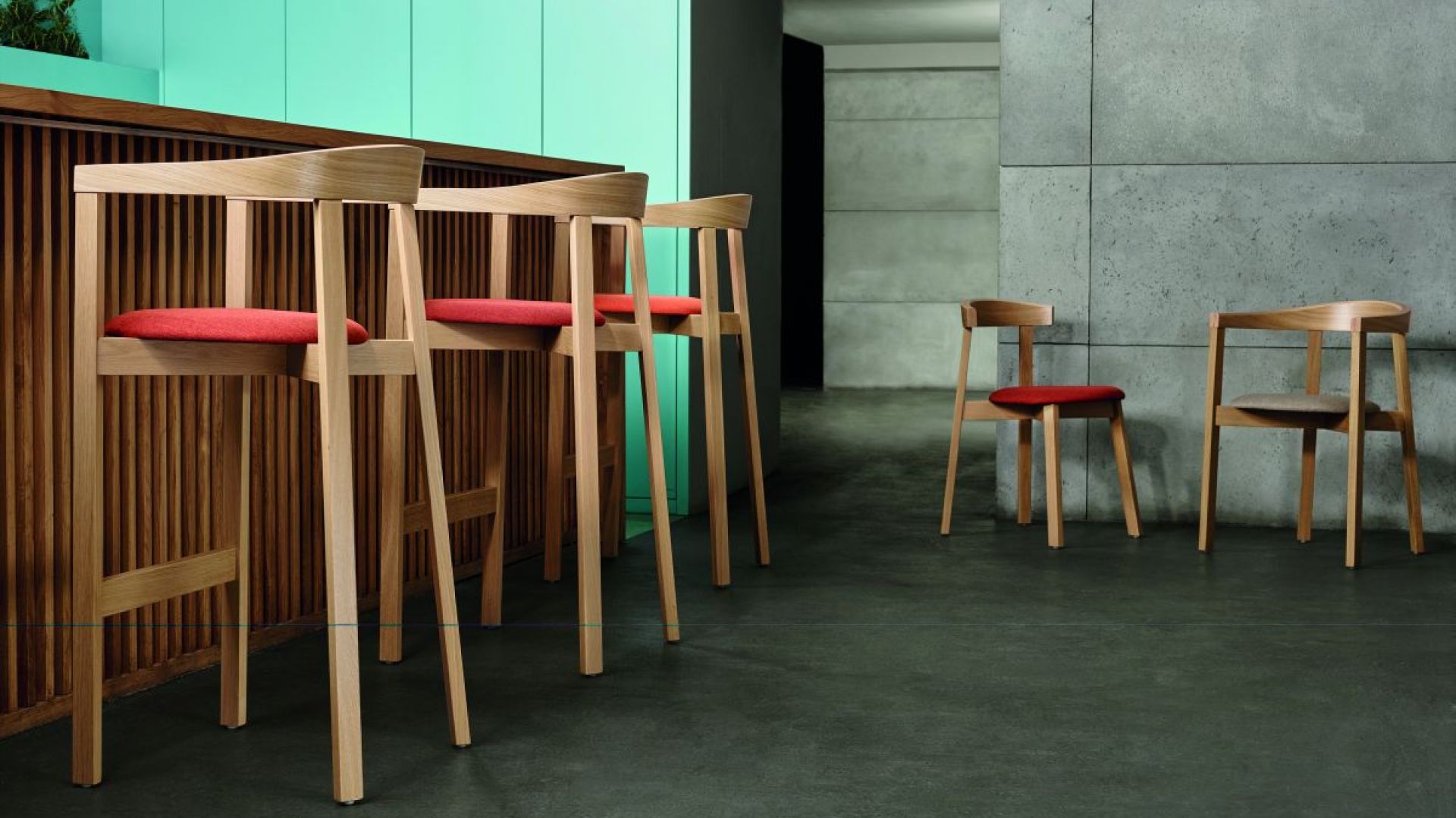 Designerskie stołki barowe - jak wyposażyć domowy bar 