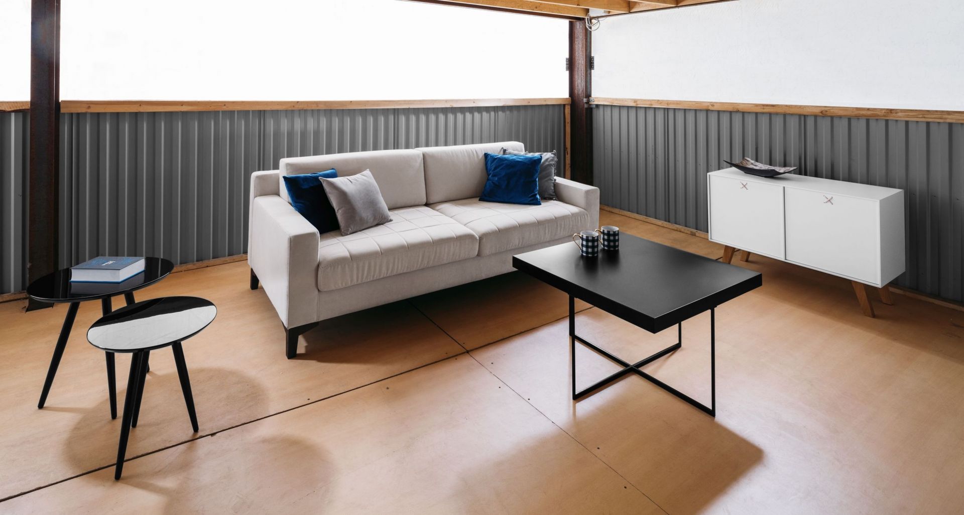Do wnętrza w stylu minimalistycznym pasuje prosty stolik na skrzyżowanych płozach. Fot. Rosanero