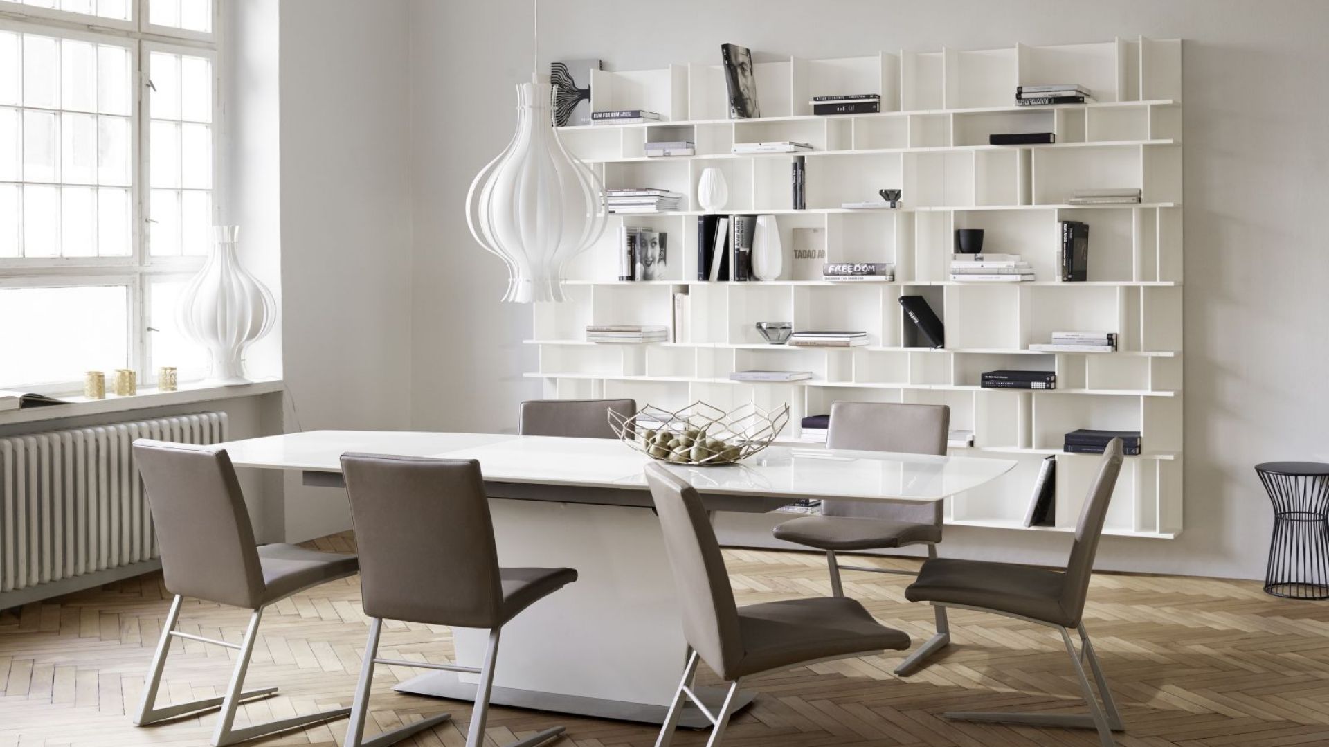 Modułowy regał na książki i bibeloty. Fot. BoConcept