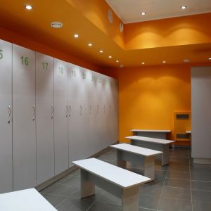 Laminaty HPL mogą służyć jako materiał samonośny. Dzięki temu świetnie nadają się do budowy ścianek w toaletach czy szafek w basenowych przebieralniach. Fot. Pfleiderer
