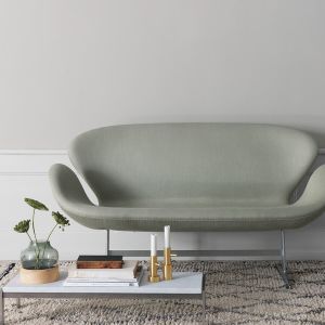 Sofa "Swan" firmy Fritz Hansen. Projekt: Arne Jacobsen. Fot. Fritz Hansen