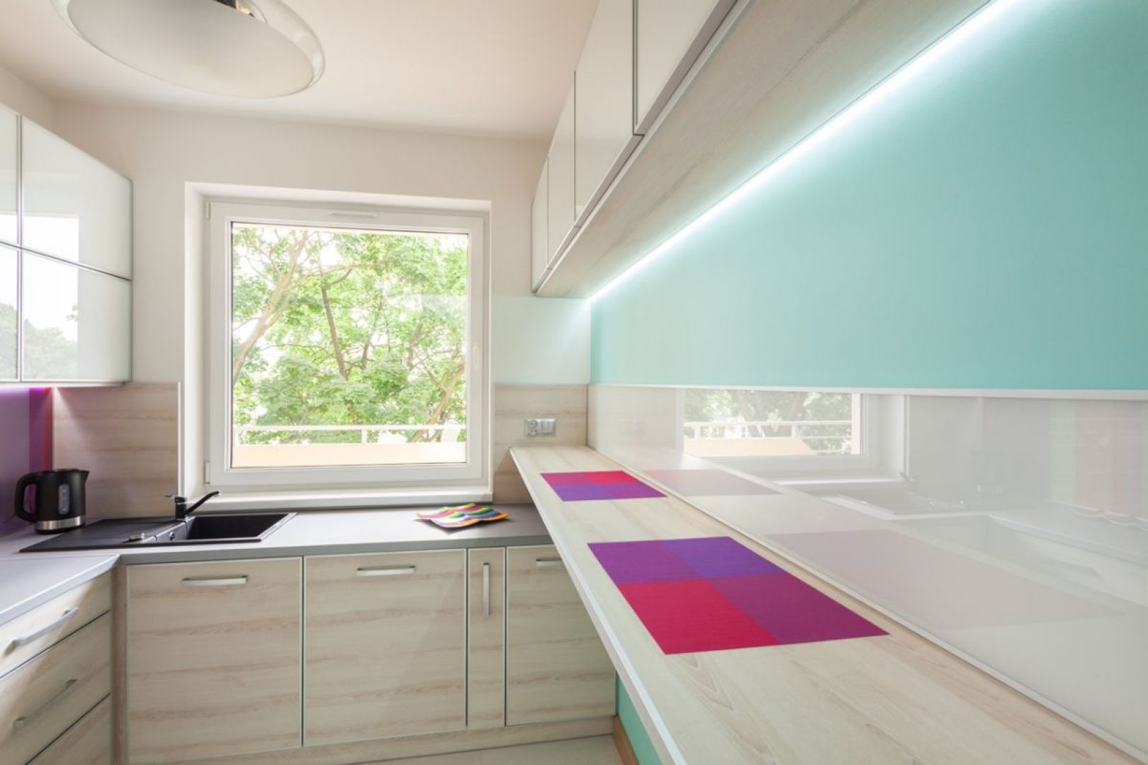 Szczególnie w małych pomieszczenia takich, jak spiżarnie czy kuchnie występują miejsca, w których przyda się dodatkowe źródło światła. Fot. GTV