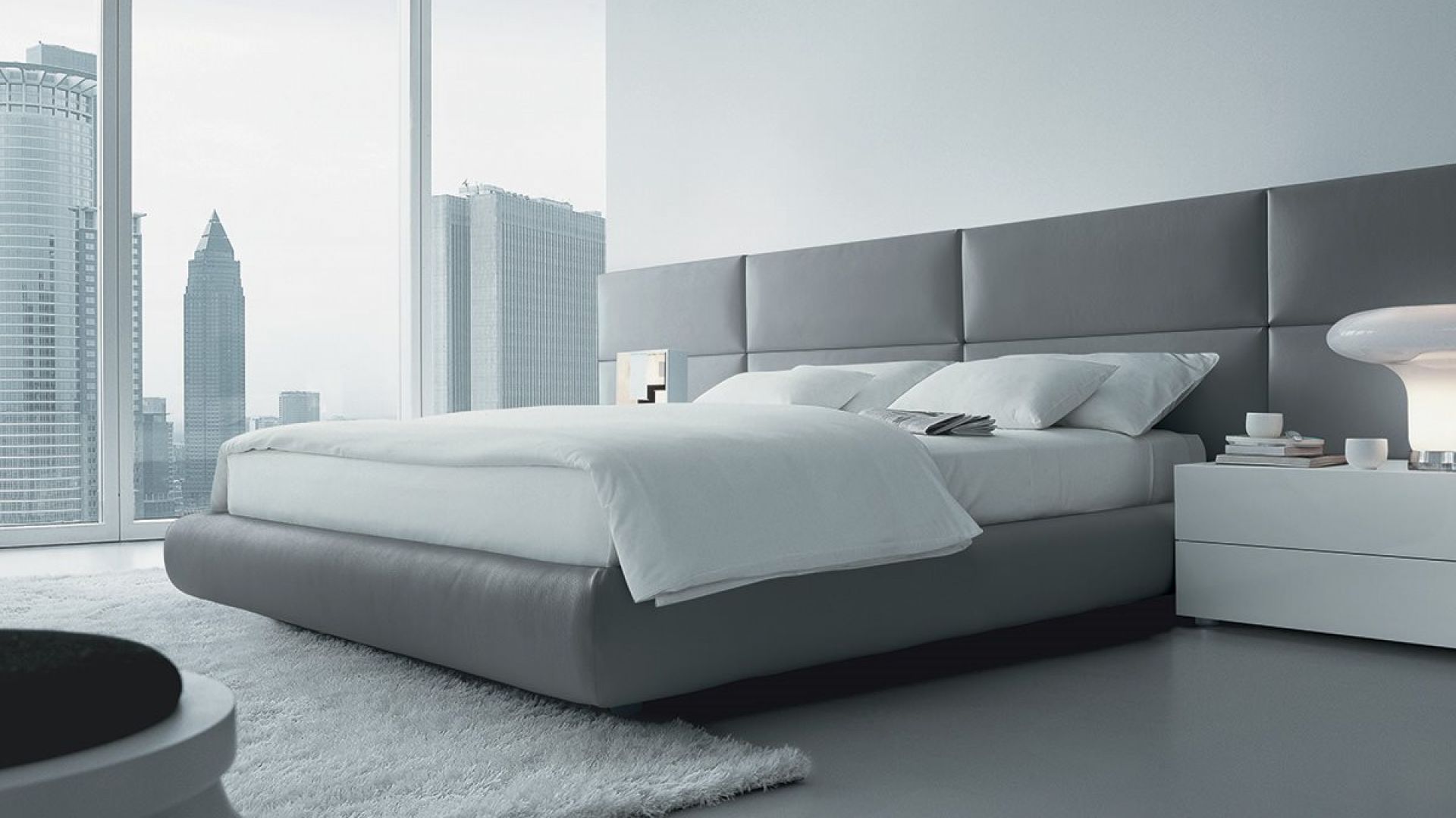 Łóżko z dużym, miękkim wezgłowiem - superkomfort w sypialni