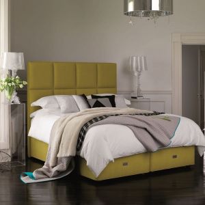 Kolorowe łóżka tapicerowane ożywiają przestrzeń stonowanej sypialni. Fot. Hypnos Beds