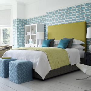 Kolorowe wezgłowie łóżka można kontrastowo zestawić z barwą ścian. Fot. Hypnos Beds