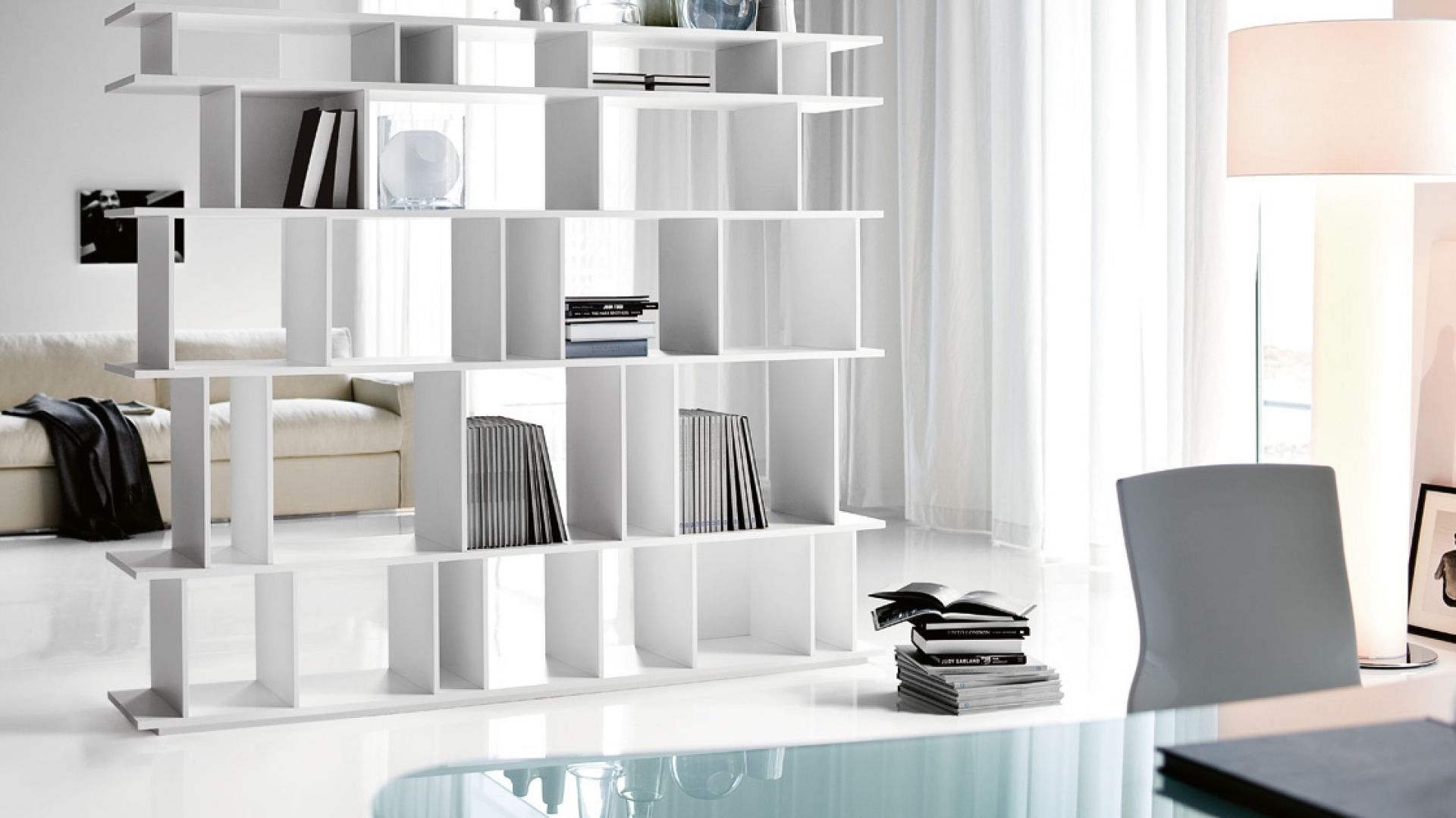 Ażurowy regał na książki i bibeloty. Fot. Cattelan Italia