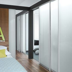Drzwi przesuwne S1500 firmy Raumplus, oddzielające sypialnię od garderoby. Fot. Raumplus