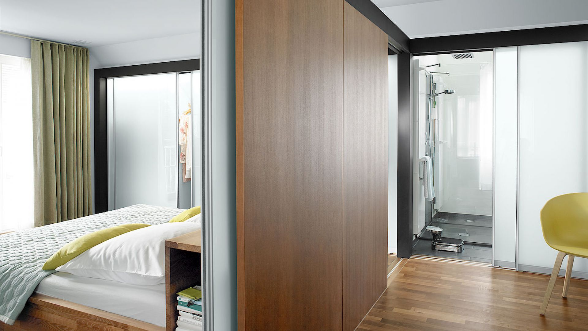Drzwi przesuwne S1500 firmy Raumplus, oddzielające sypialnię od łazienki. Fot. Raumplus