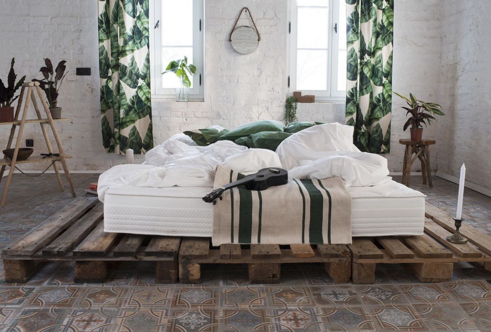 Sypialnia w stylu loftowym. Łóżko z materacem 