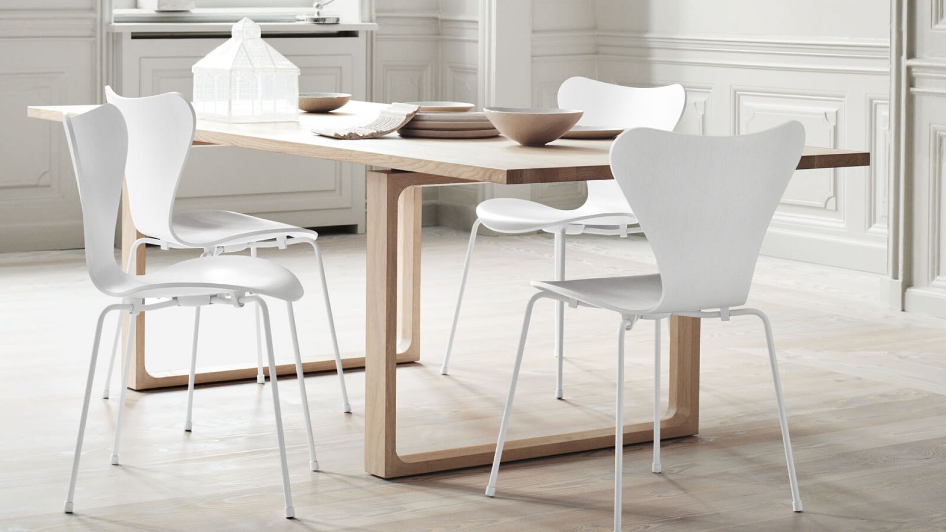 Stół Essay. Projekt: Cecilie Manz. Fot. Fritz Hansen