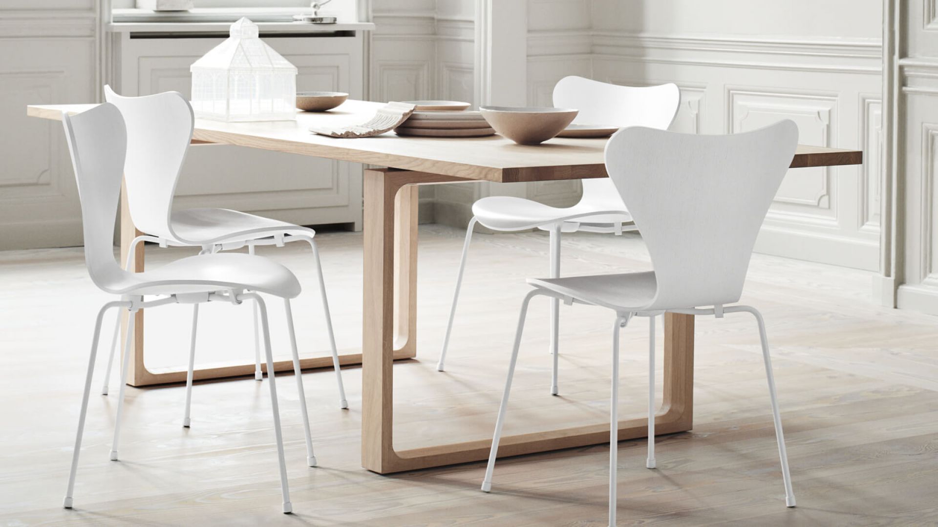 Stół Essay. Projekt: Cecilie Manz. Fot. Fritz Hansen